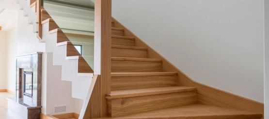 Schody z drewna — jakie drewno budowlane wybrać? Wykonanie schodów