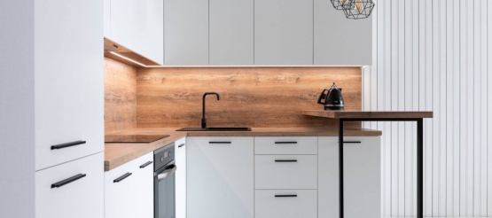 Drewno na ścianie w kuchni – inspiracje