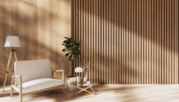 Drewno na ścianie w salonie – pomysły na aranżacje