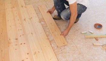 Panele podłogowe czy deski drewniane – co wybrać? Jakie są zalety i wady?